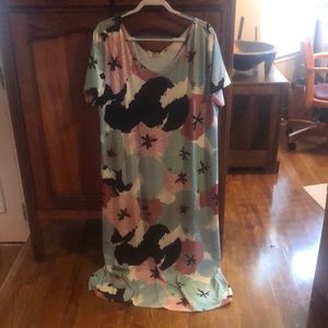 Maxi dress that feels comfy and stretchy. Multi colored